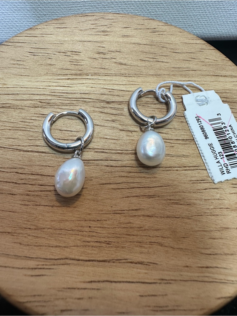 Kendra Scott silver freshwater pearl hoop earrings NWT - Picture 2 of 5